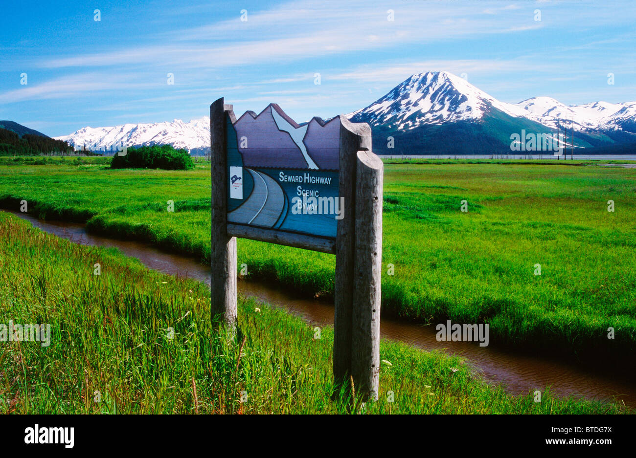 Mit Blick auf Scenic Byway Schriftzug bei Meile 90 von Seward Highway, Yunan Alaska, Sommer Stockfoto