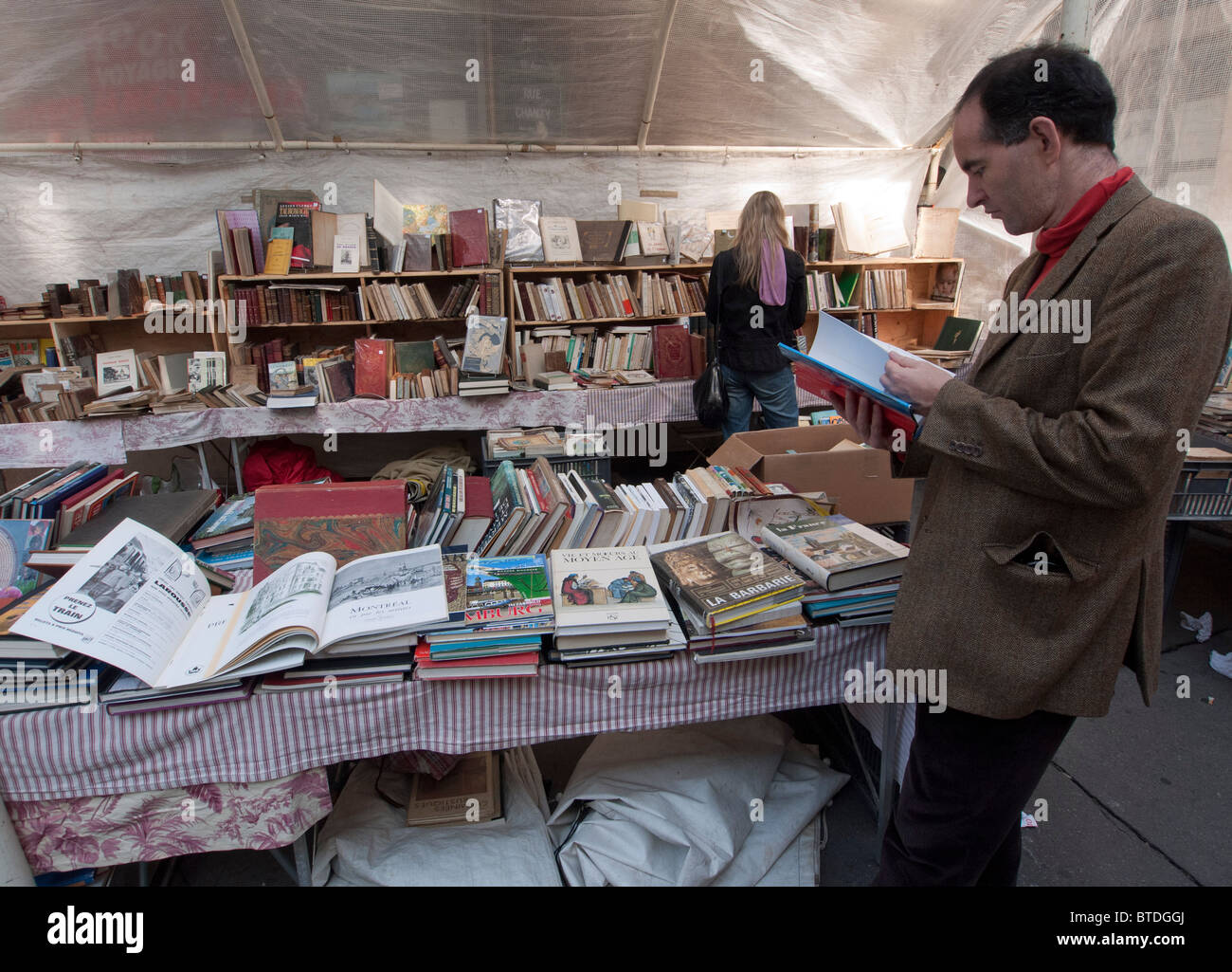 Bücherstand bei Outdoor-Wochenende Antiquitätenmarkt auf Straßen von Paris Frankreich Stockfoto