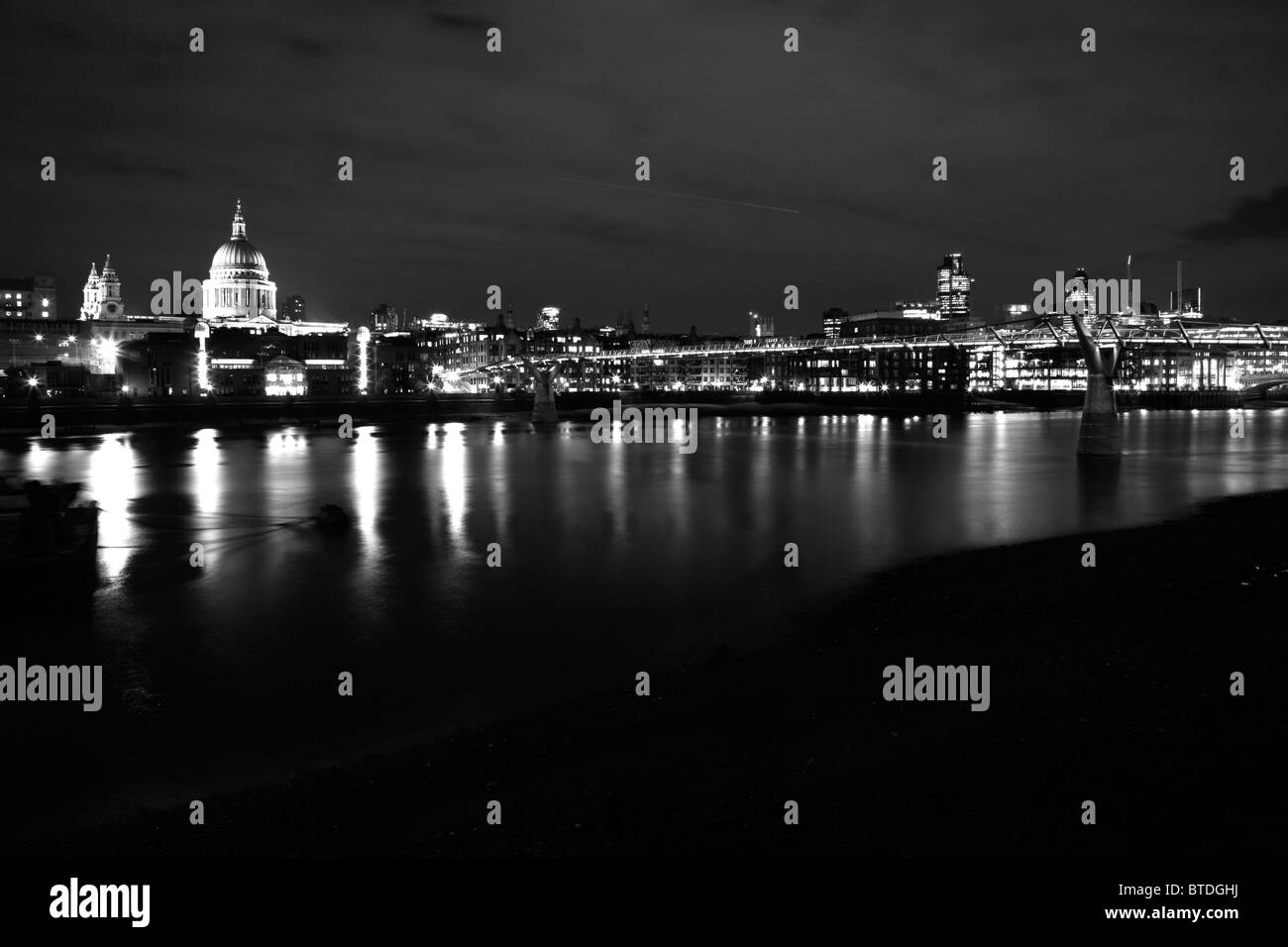 Blick über die Themse an der Millennium Bridge, St. Pauls Cathedral und der City of London, UK Stockfoto
