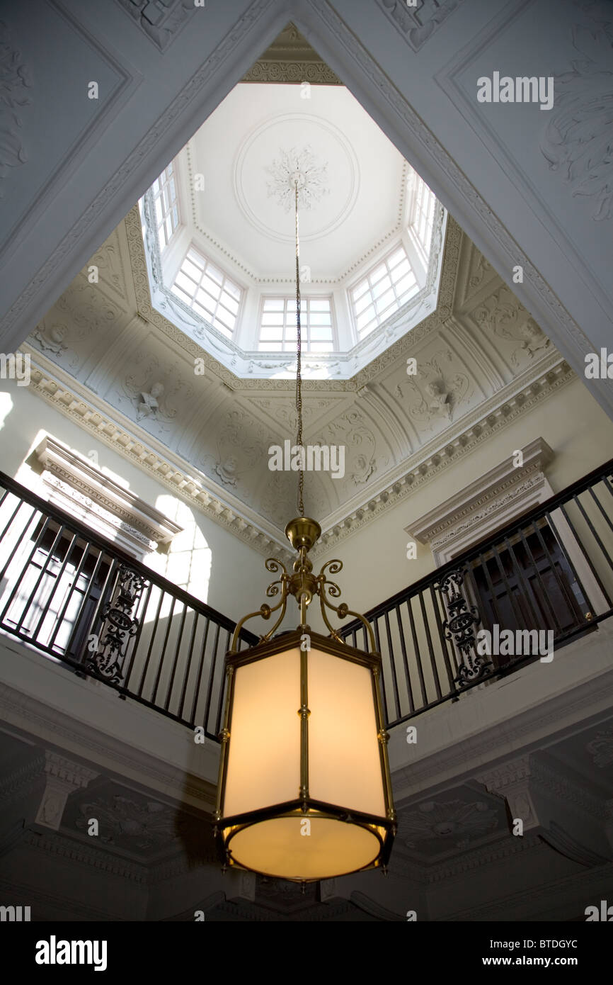 Hohe Decken und Beleuchtung in Maistor Haus High Street Hull Galerie Stockfoto
