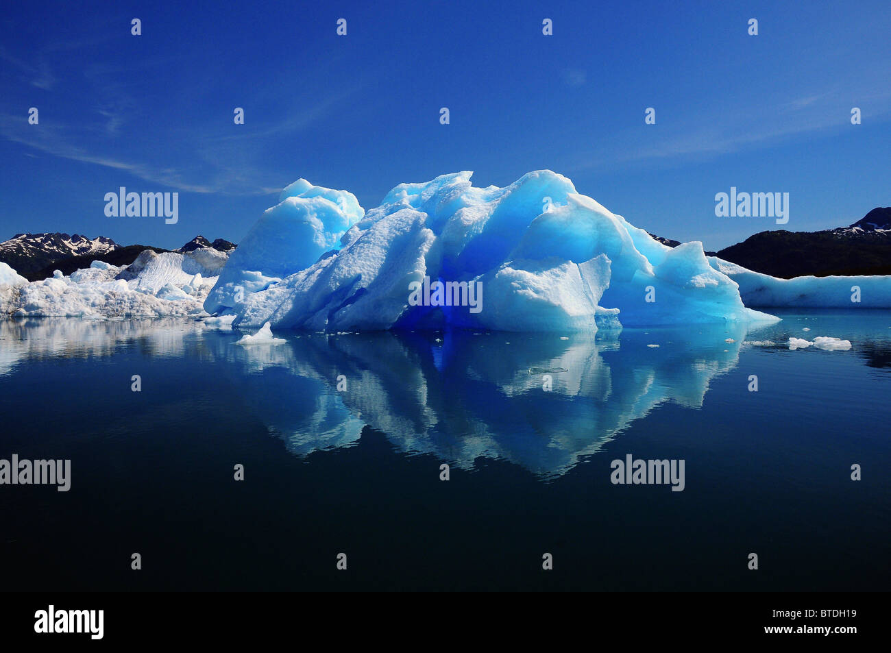 Blaue Eisberg von der Columbia-Gletscher spiegelt im Prinz-William-Sund in Alaska Stockfoto