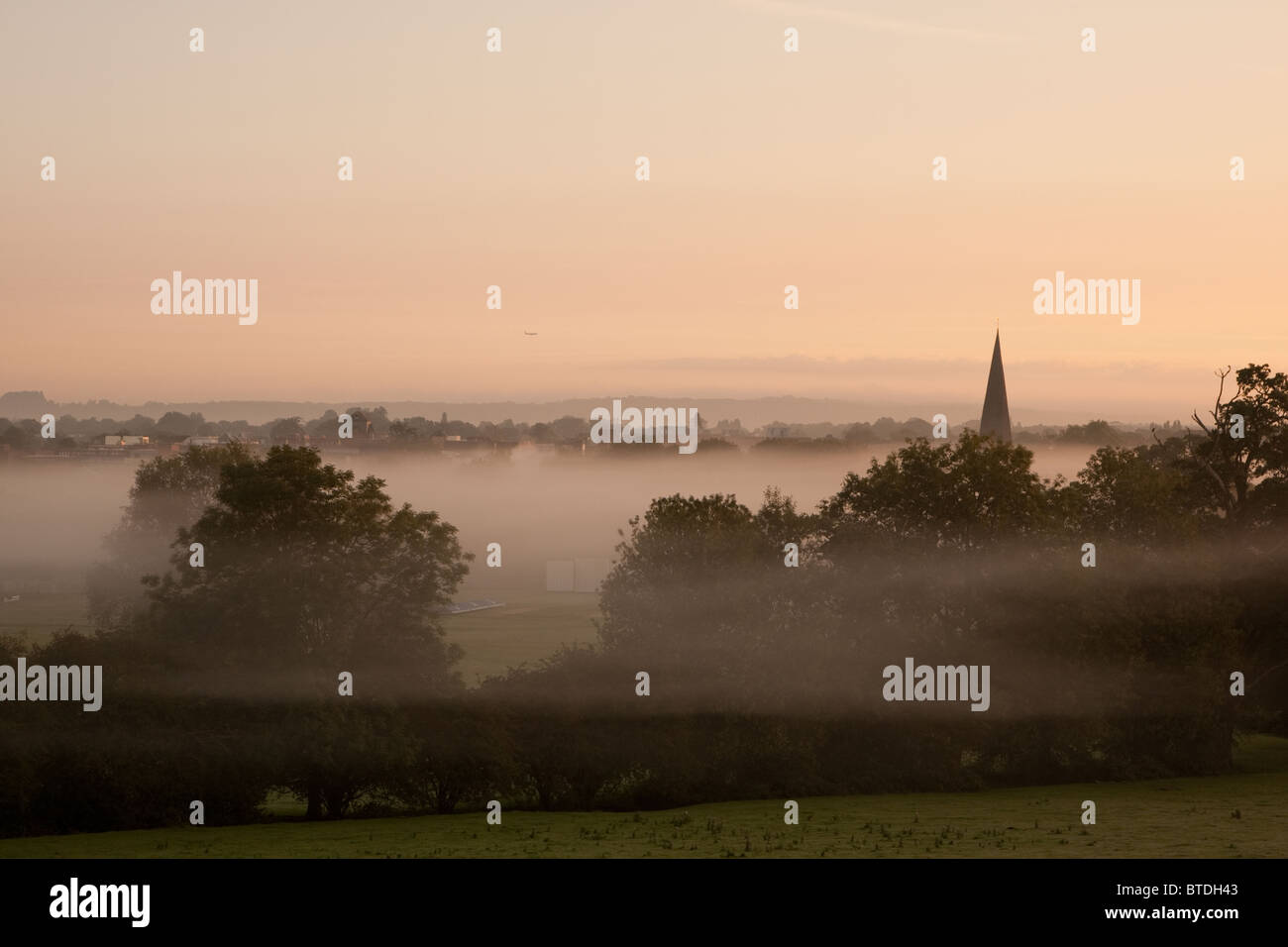 Misty Sonnenaufgang über Horsham in West Sussex Stockfoto