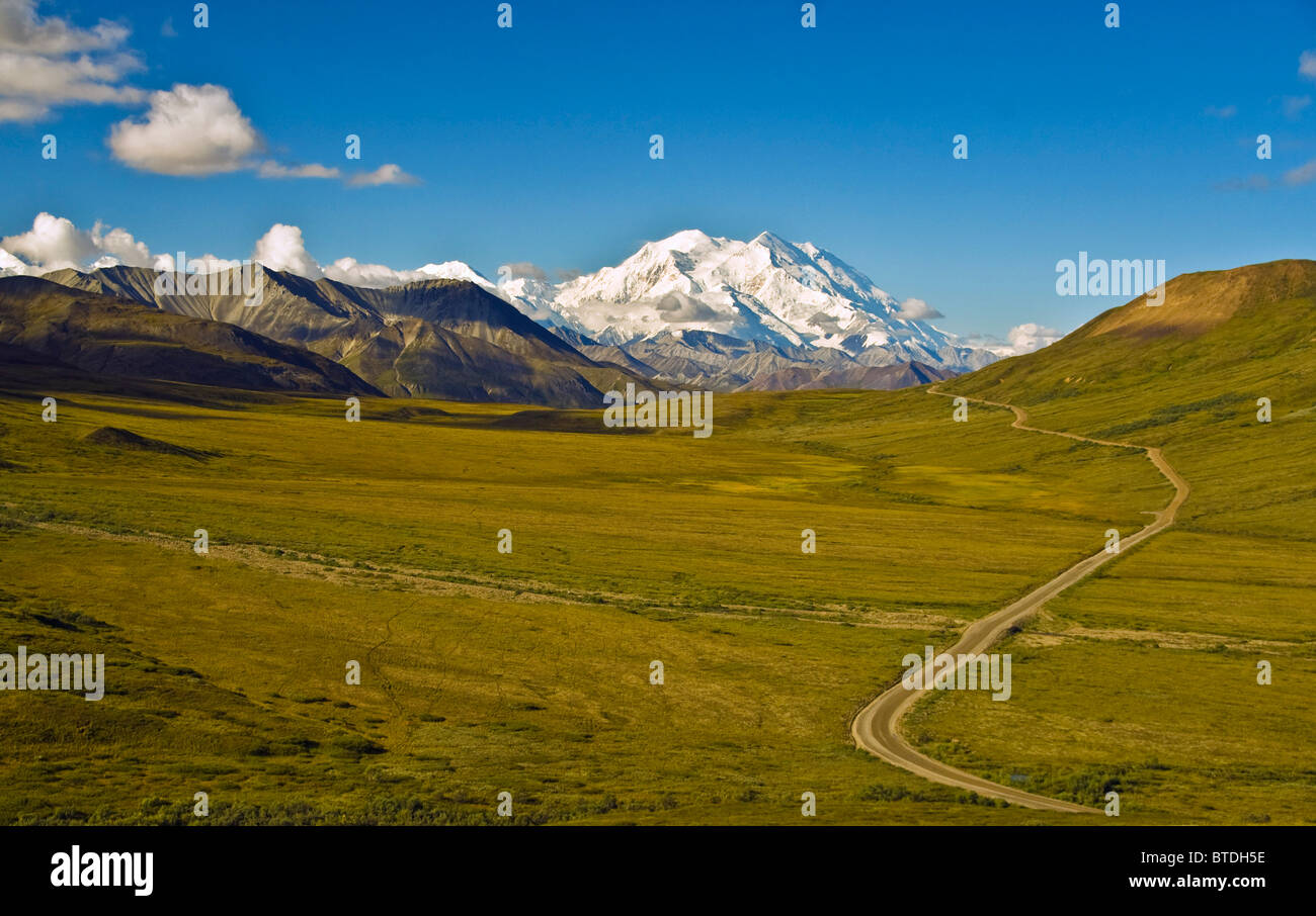 Malerische Aussicht auf Mt. McKinley von steinigen Hügel übersehen, in einer klaren Herbsttag, innen Alaska Stockfoto