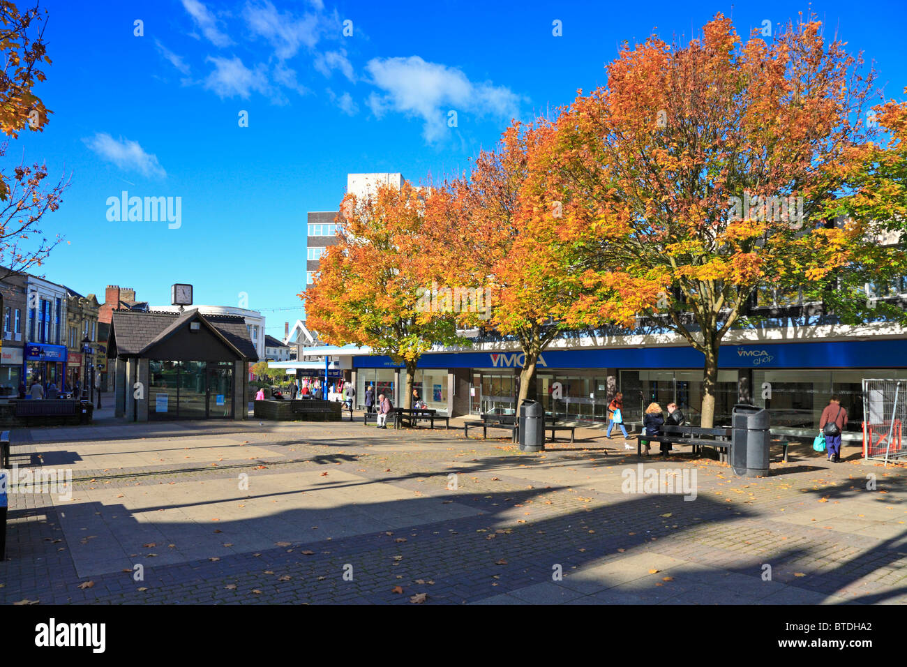 Herbstliche Bäume auf eine Fußgängerzone, Burnley, Lancashire, England, UK. Stockfoto