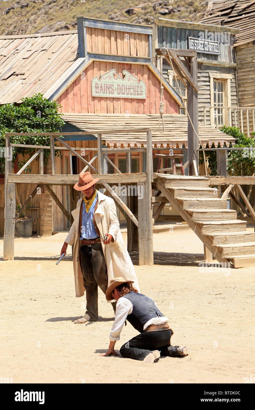 Ein Cowboy Staub beißt den während einer Re-Inszenierung am Fort Bravo (ehemalige Spaghetti-Western-Film-Set) in Tabernas, Spanien Stockfoto