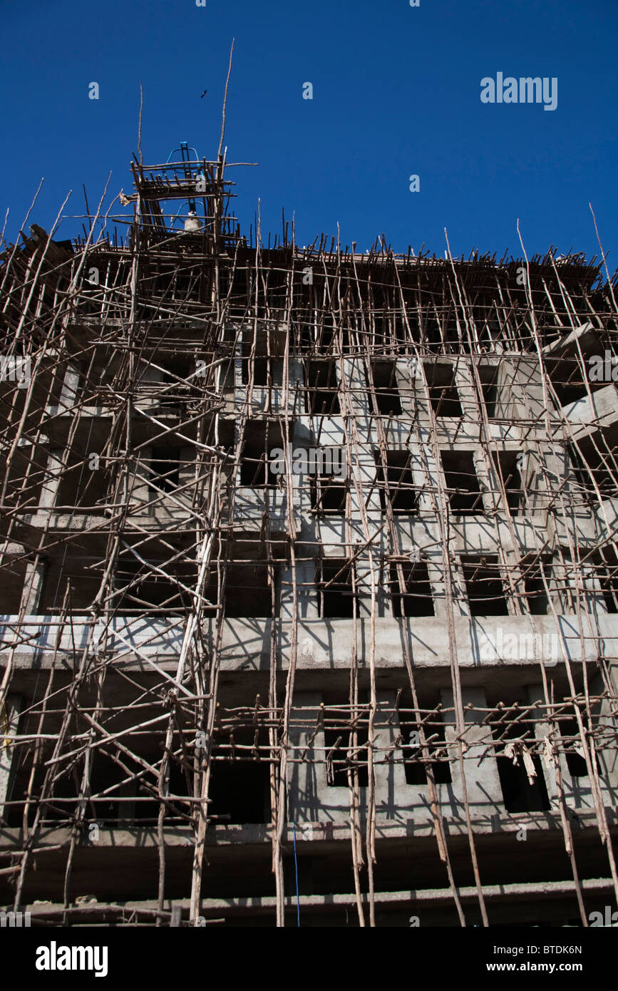 Bau und hölzerne Gerüste und Bildschirme in der Innenstadt von Awassa auf einem mehrstöckigen Gebäude Stockfoto