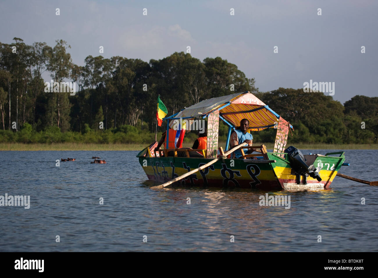 Ein Tourist Boot Anzeige Nilpferd auf See Awassa Stockfoto