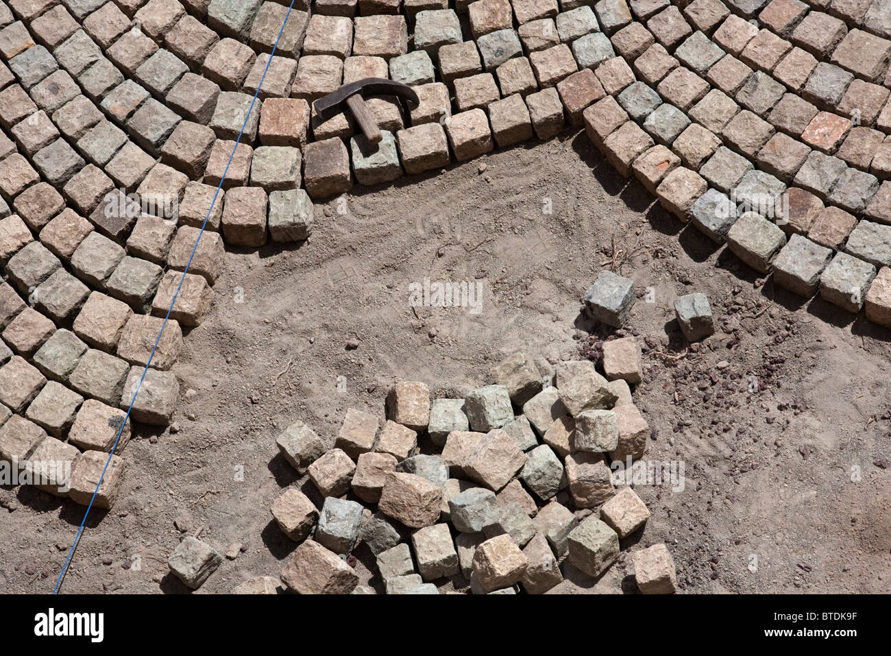 Kopfsteinpflaster angelegt, ein Steinpflaster in Äthiopien zu machen Stockfoto