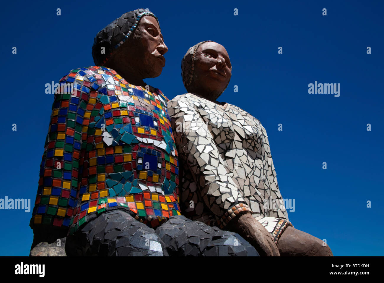 Niedrigen Winkel Ansicht des Mosaiks bedeckt Skulptur in Bloemfontein Flughafen zeigt zwei afrikanische Frauen sitzen nebeneinander Stockfoto