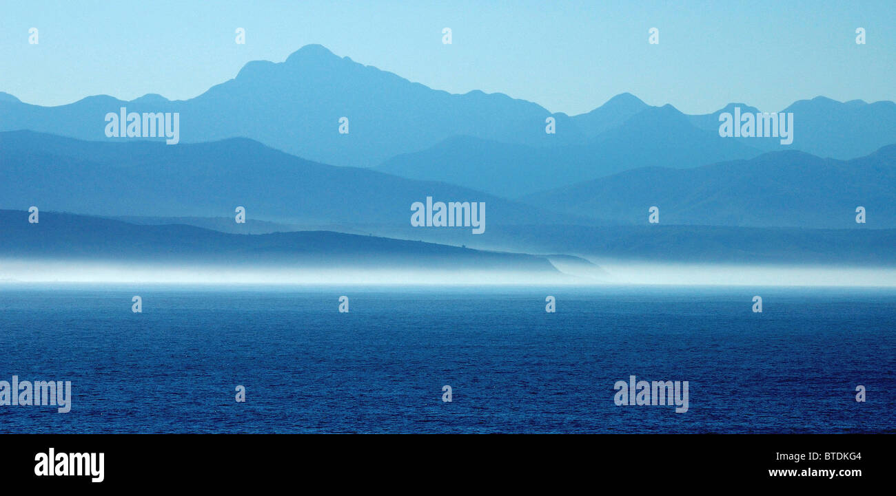 Plettenberg Bay und den Outeniqua-Bergen am späten Nachmittag Stockfoto