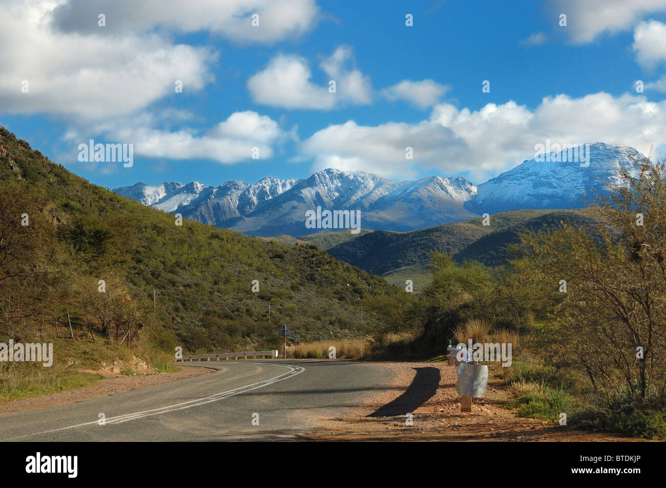 Malerische Aussicht auf den Swartbergen mit Schnee auf den Gipfeln Stockfoto