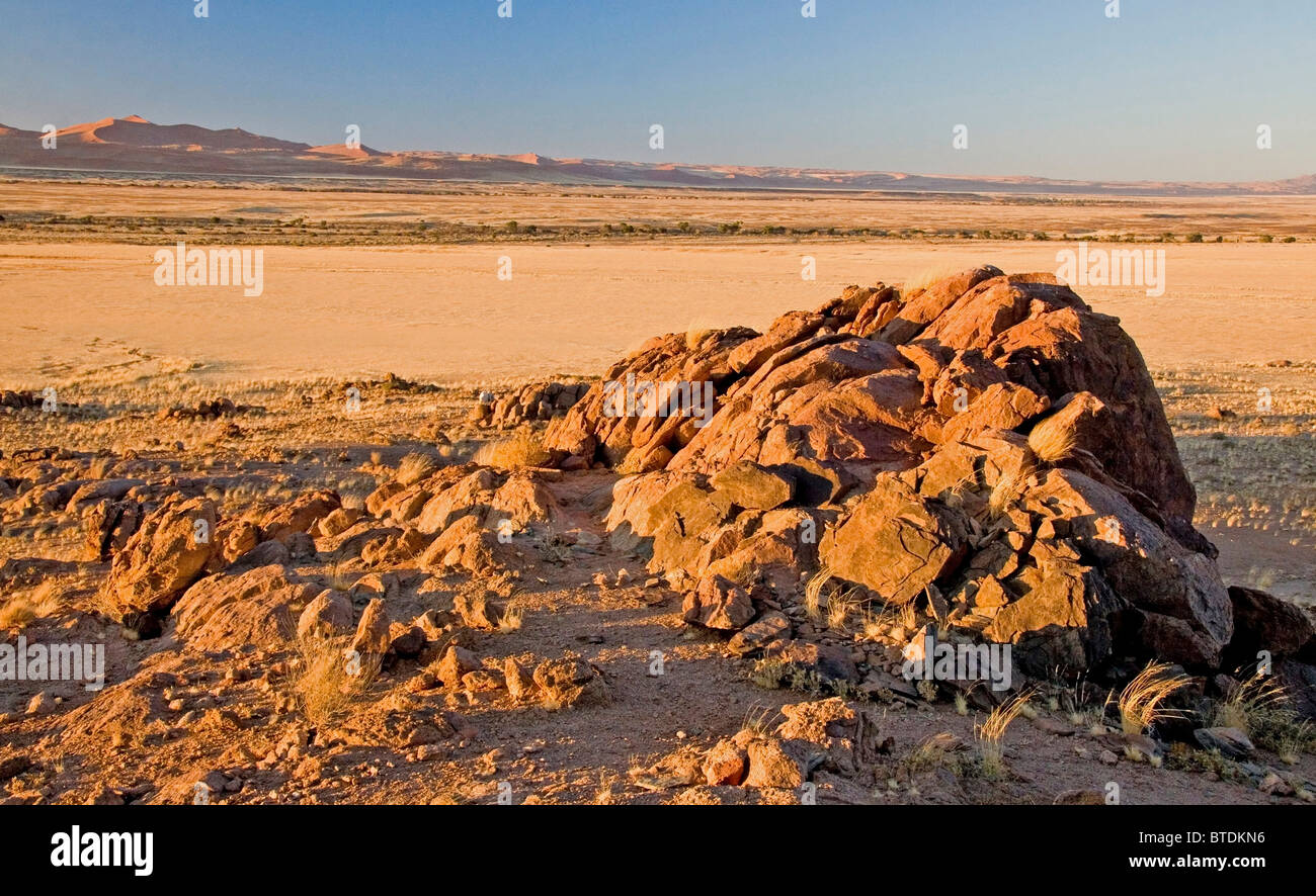 Wüste-Szene in Kulala Wilderness mit Felsen im Vordergrund Stockfoto