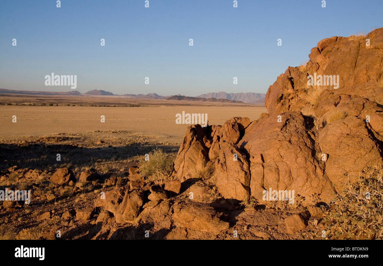 Wüste-Szene in Kulala Wilderness mit Felsen im Vordergrund Stockfoto