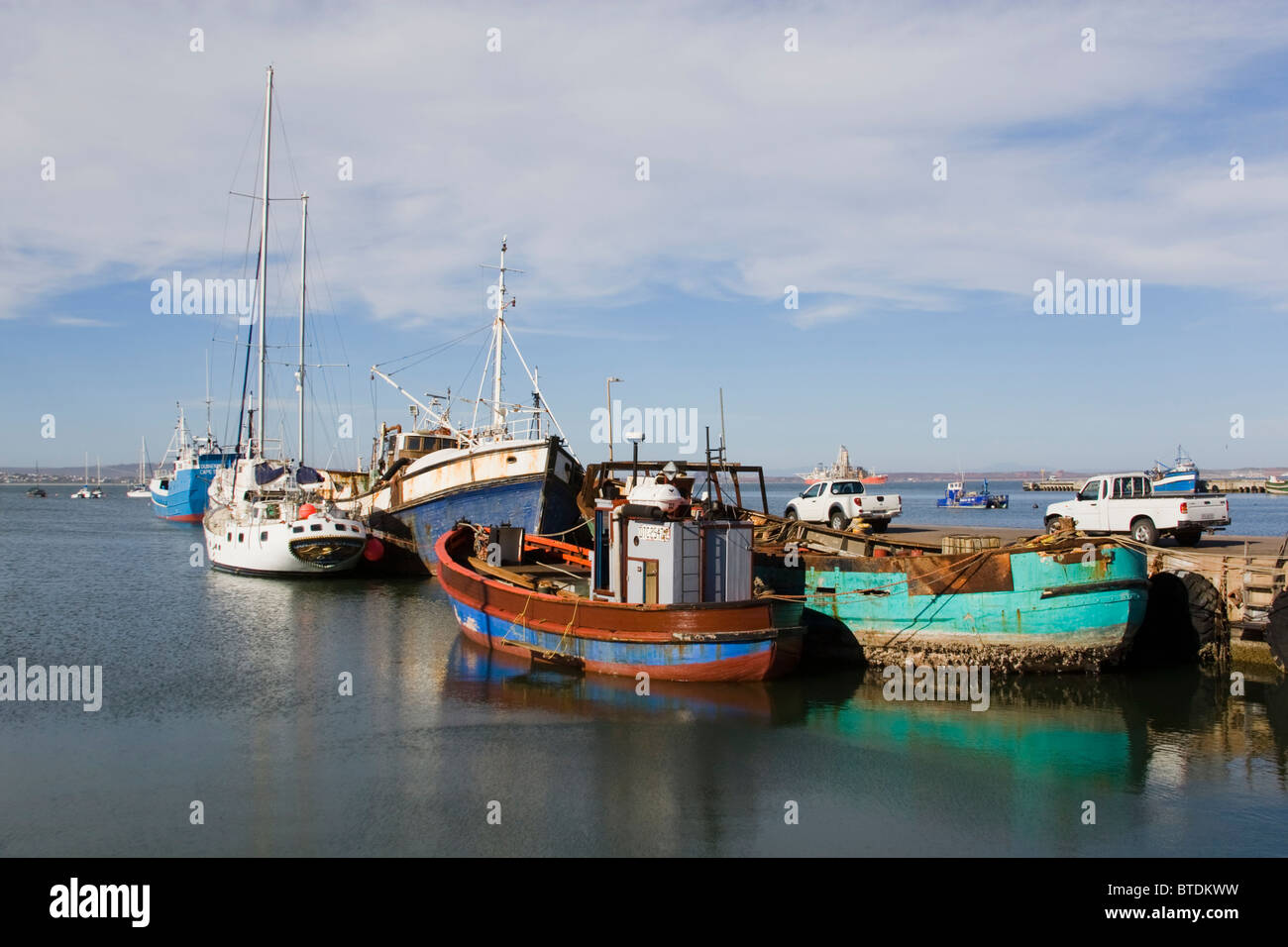 Boote vor Anker in der Bucht von Saldanah Hafen. Stockfoto