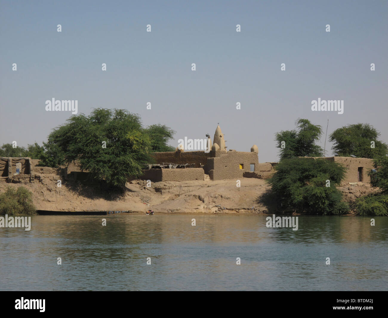 Blick auf die Moschee von Djenné vom Ufer eines Flusses Stockfoto