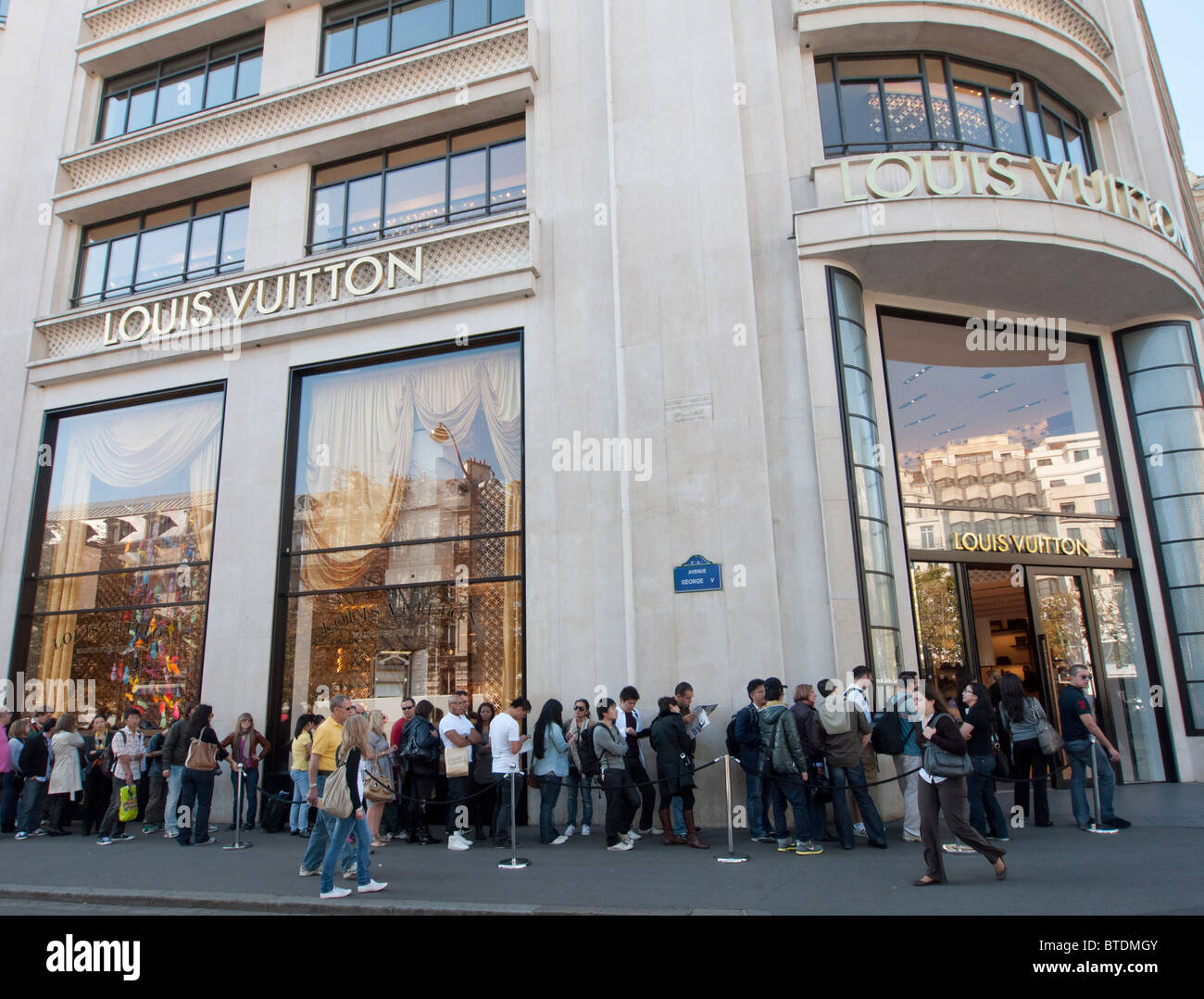 Warteschlange der Käufer außerhalb Louis Vuitton Store auf den Champs Elysees in Paris Frankreich Stockfoto