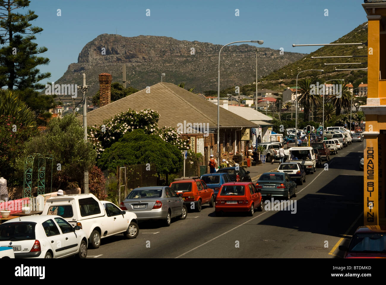 Hauptstraße mit Geschäften in der Küstenstadt von Kalk Bay Stockfoto