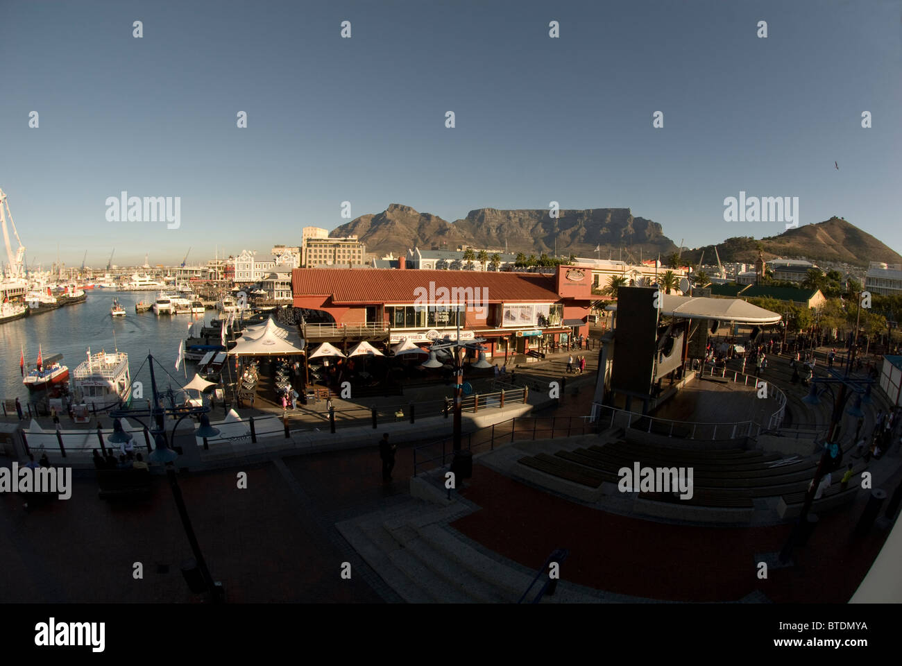 V & A Waterfront in Kapstadt mit dem markanten Tafelberg im Hintergrund Stockfoto