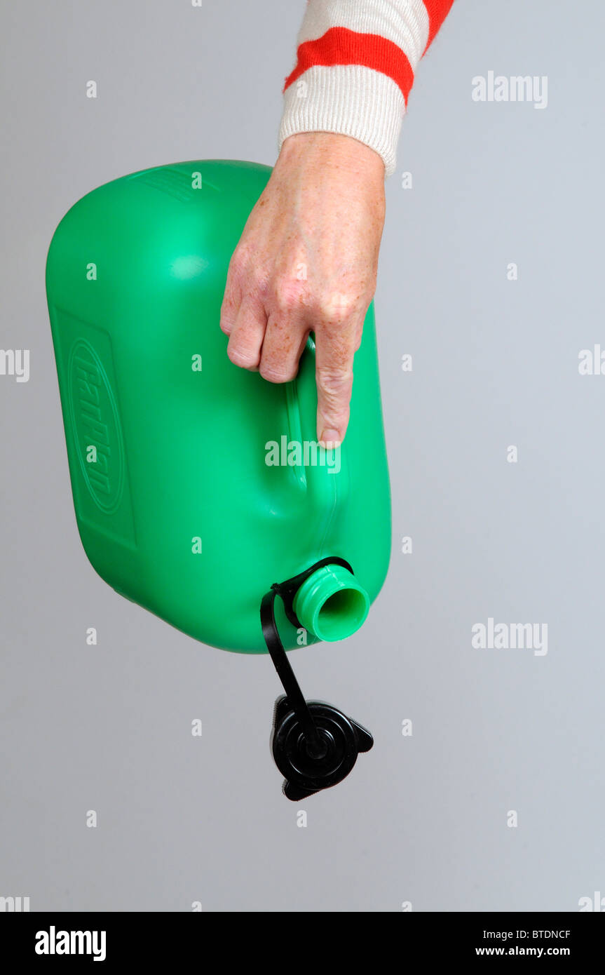 Frau hält eine leere grün gefärbten Kunststoff Benzin kann Stockfoto