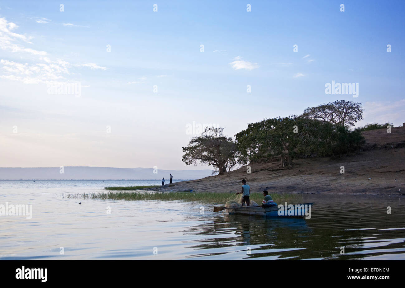 Malerische Aussicht auf See Awassa mit Fischern, die mit einem Netz von einem blauen Boot Stockfoto
