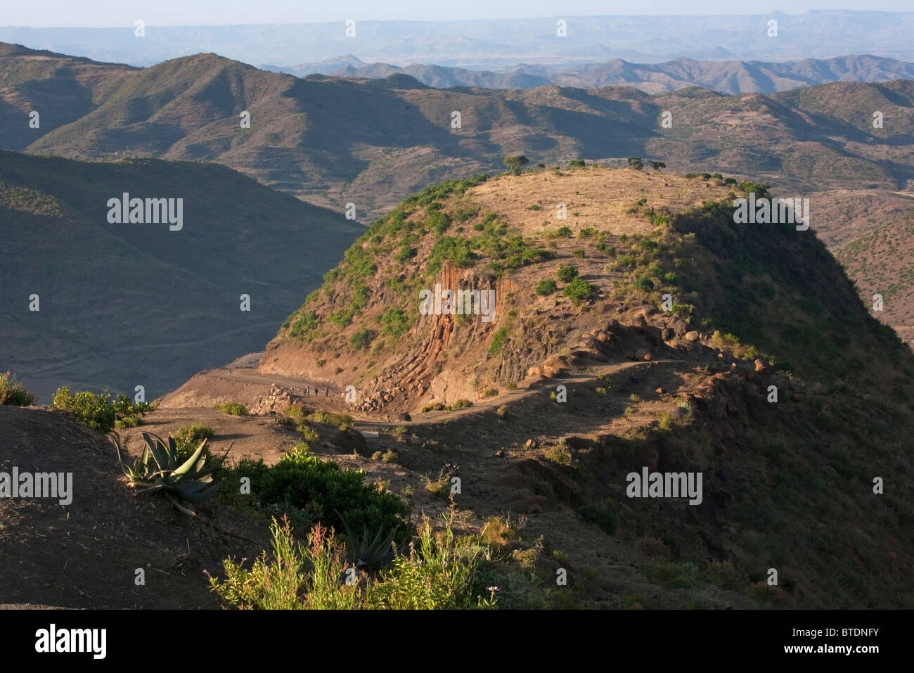 Herrliche Sicht auf die Lalibela Landschaft mit hohen Bergen und tiefen Tälern Stockfoto