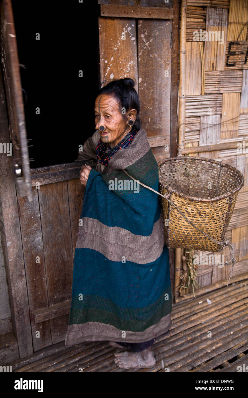 Atta Yadd, eine ältere Apatani Stammes-Großmutter in ihrem Dorf Hijja im nordöstlichen Bundesstaat Arunachal Pardesh, Indien. Stockfoto