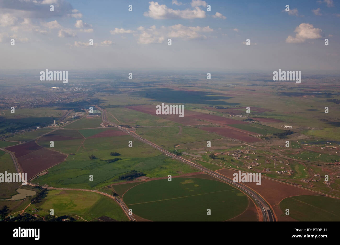 Luftbild von Ackerland, Weide und der Autobahn N4 östlich von Gauteng Stockfoto