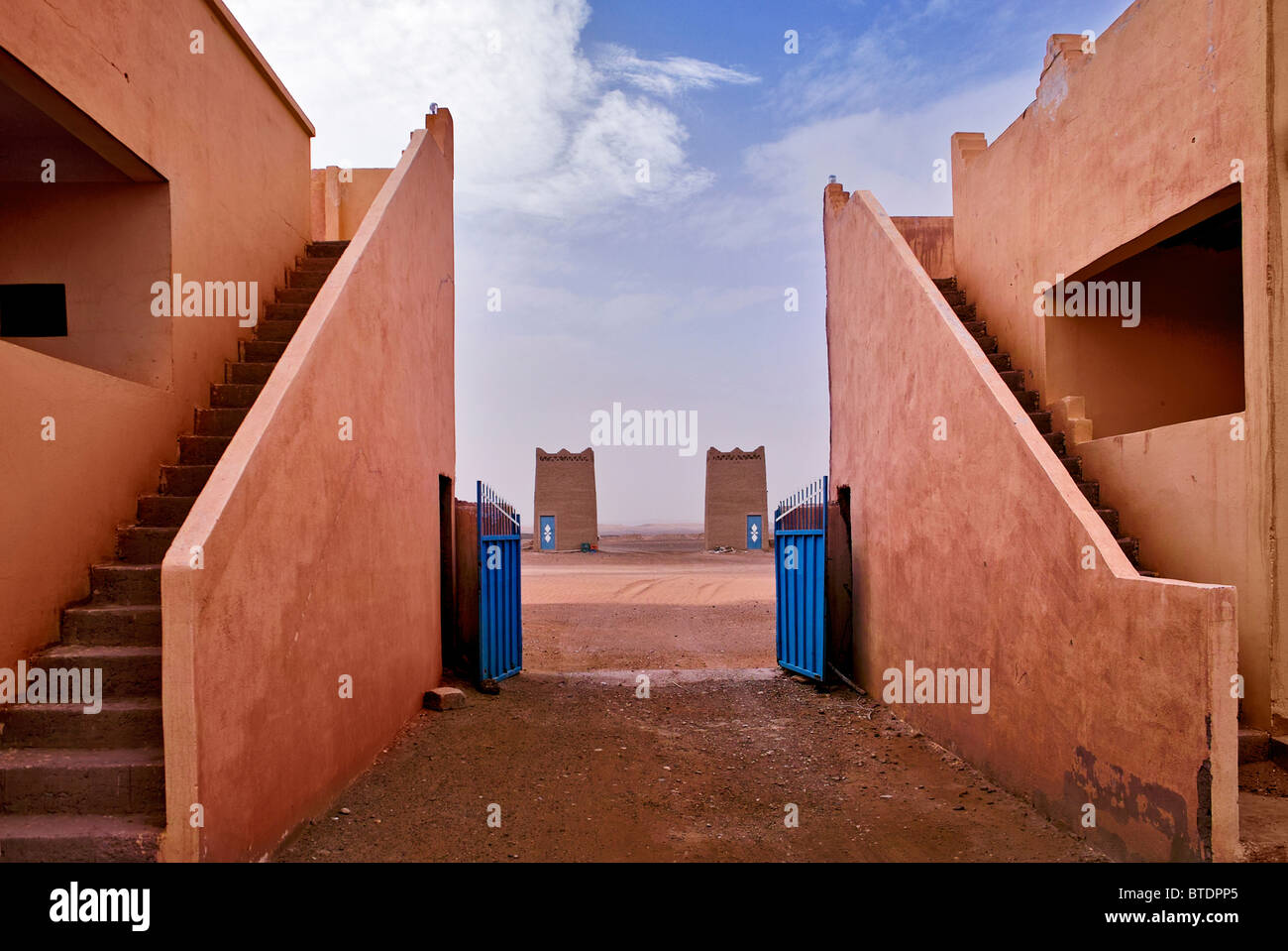 Zwei Treppen führen an die Spitze der marokkanischen Kasbah Stockfoto
