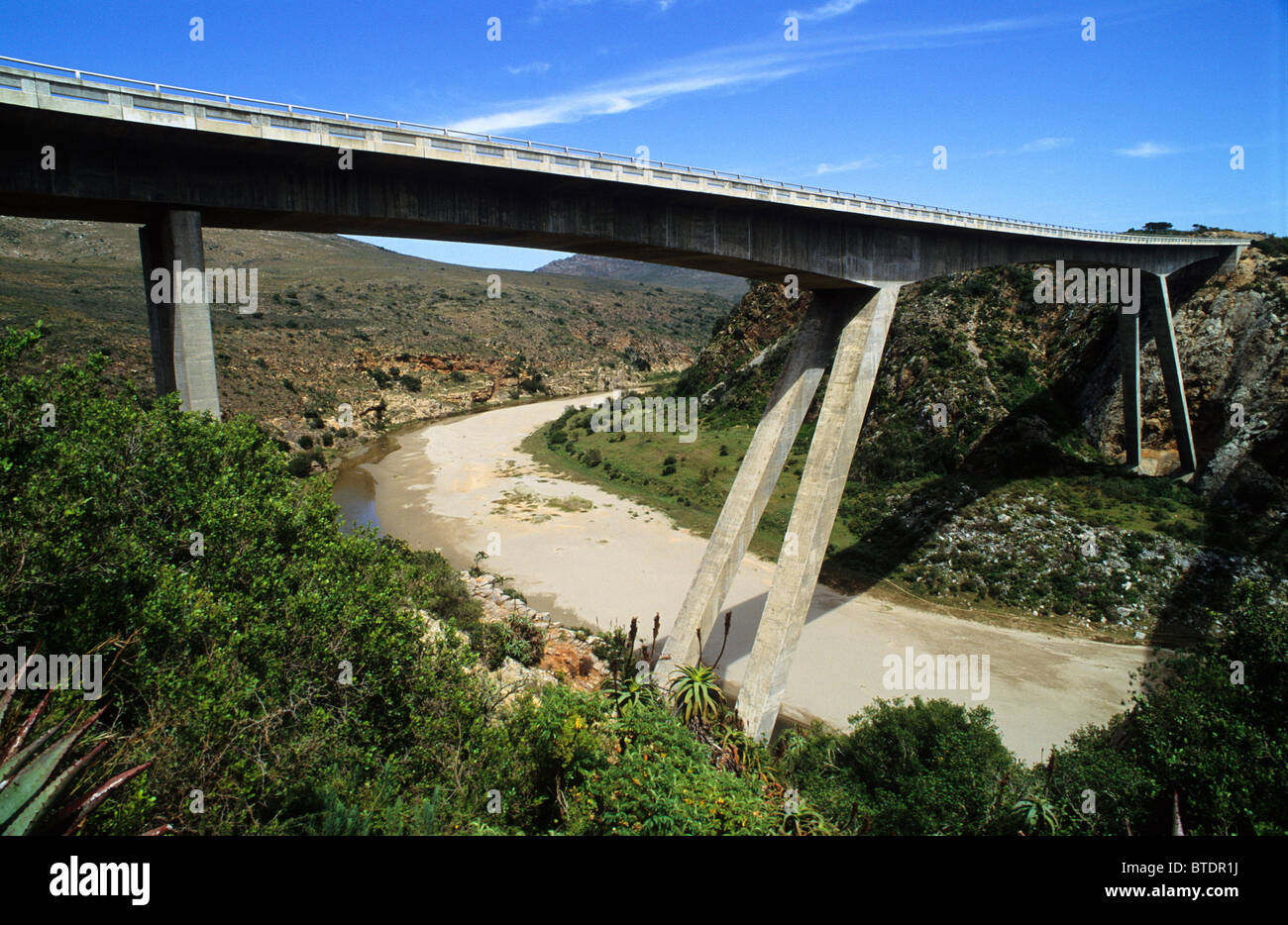 Konkrete Brücke über einen Fluss Stockfoto