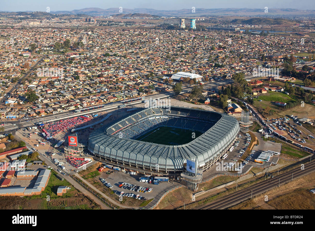Eine Luftaufnahme des Orlando-Stadion in dem Township Soweto. Stockfoto