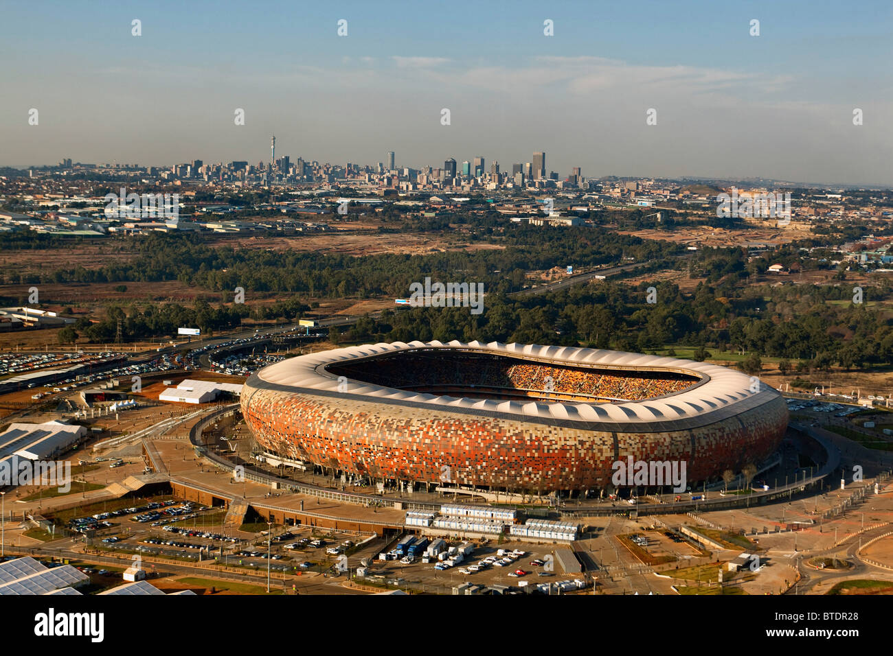 Soccer City Stadion mit der Stadt Johannesburg im Hintergrund. Samstag, 22. Mai 2010 Stockfoto