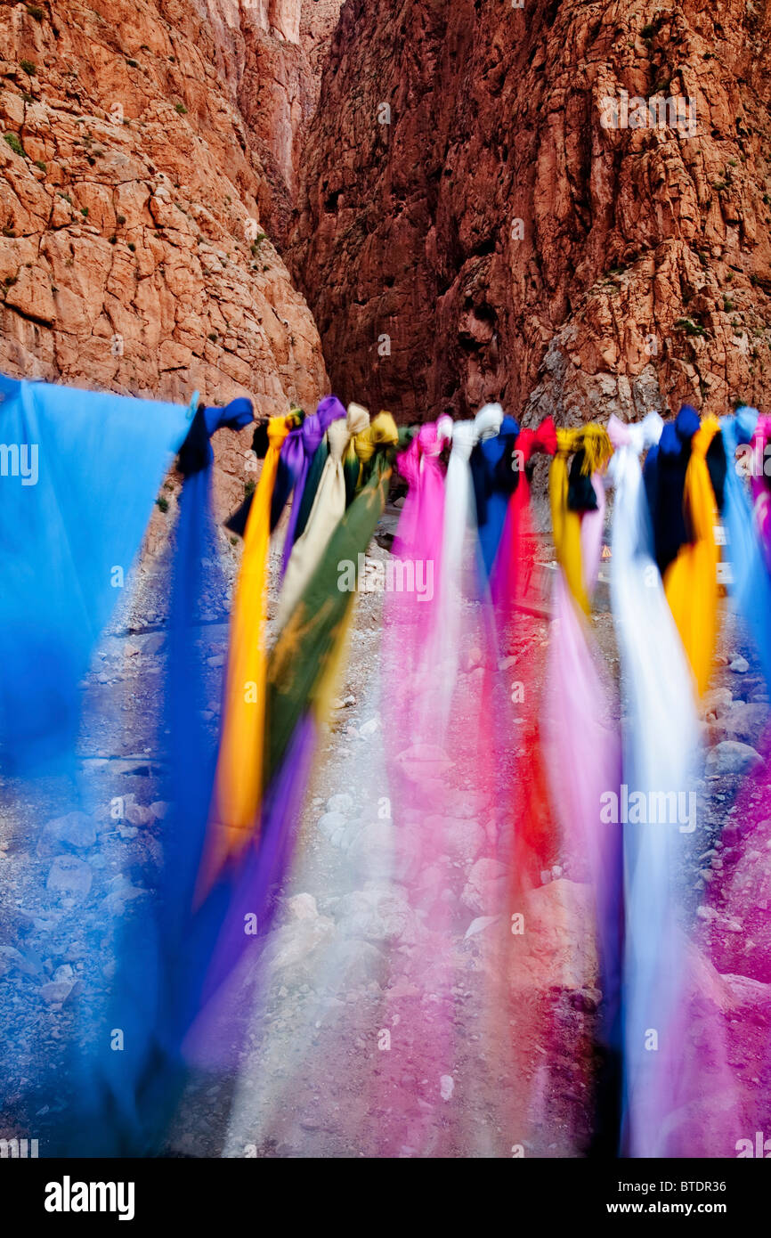 Schals-Schlag in den Wind gelenkt durch die Todra Schlucht in Marokko Stockfoto