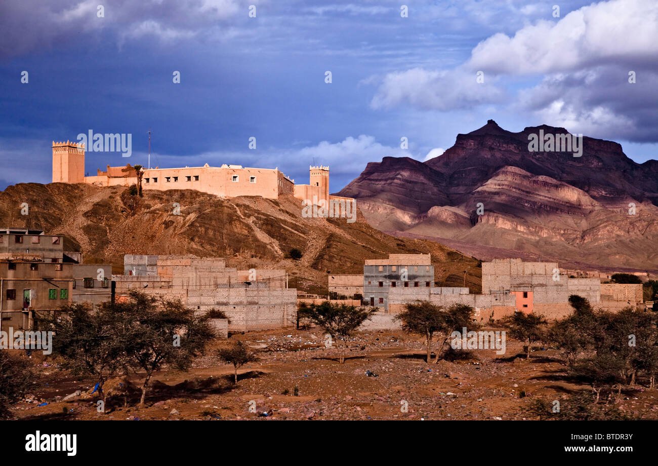 Eine Kasbah auf einem Hügel und einem Dorf am Fuße des mittleren Atlasgebirges von Marokko Stockfoto