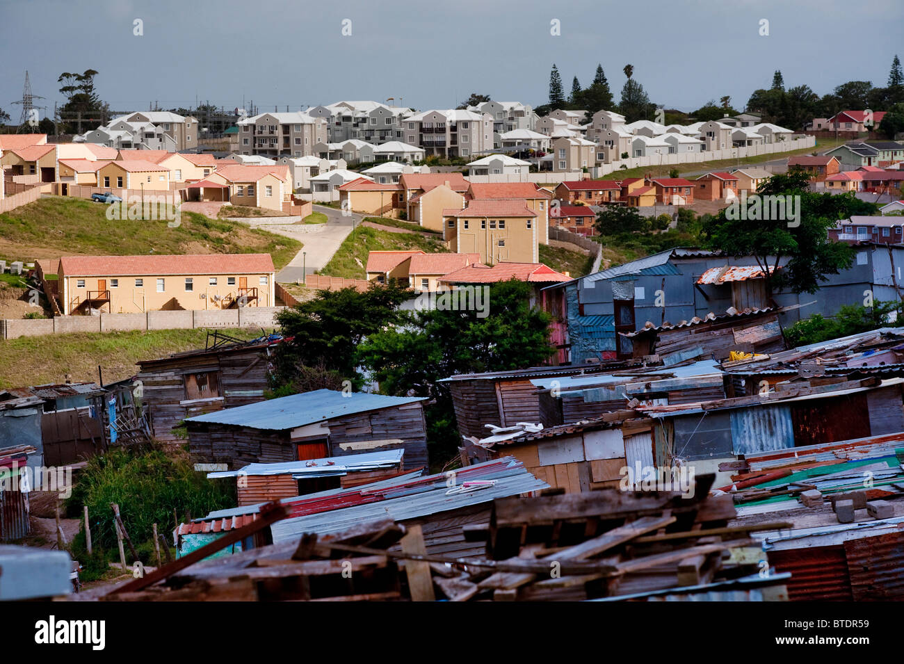 Der Nompumulelo informellen Siedlung gegenüber einer gehobenen Wohnanlagen Stockfoto
