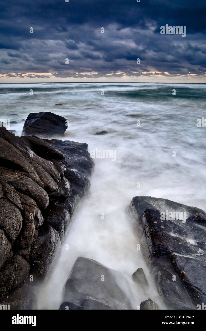 Stimmungsvolle Seestück mit Felsen im Vordergrund Stockfoto