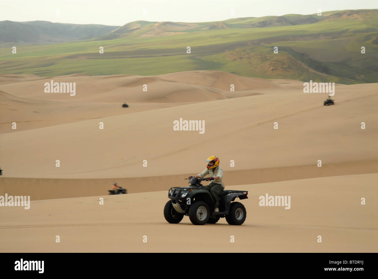 Malerische Aussicht von Touristen auf Quad-Bikes auf Dünenfelder Stockfoto