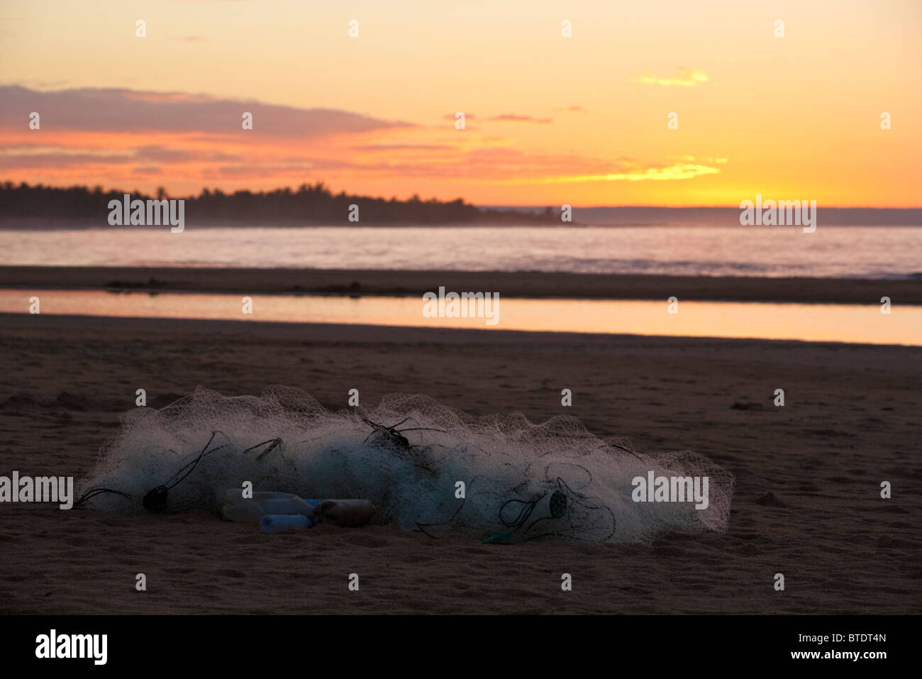 Fischernetze am Strand bei Sonnenuntergang Stockfoto