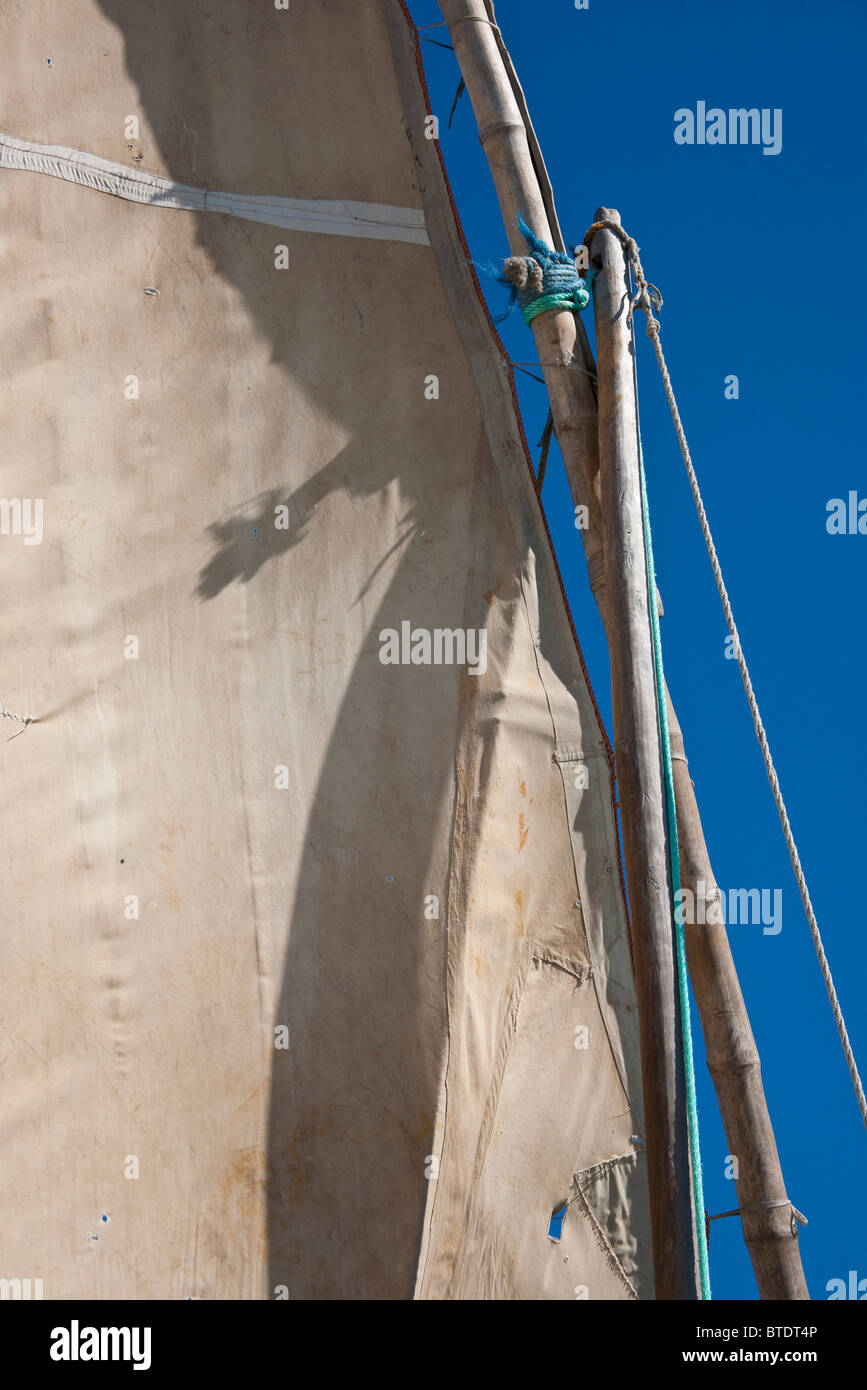 Nahaufnahme von dem Mast und Canvas Segel einer Dhau oder traditionellen Fischerboot Stockfoto