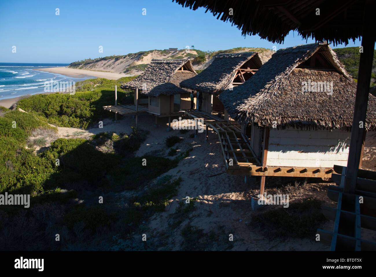 Touristische Hütten befindet sich an einem einsamen Strand Stockfoto