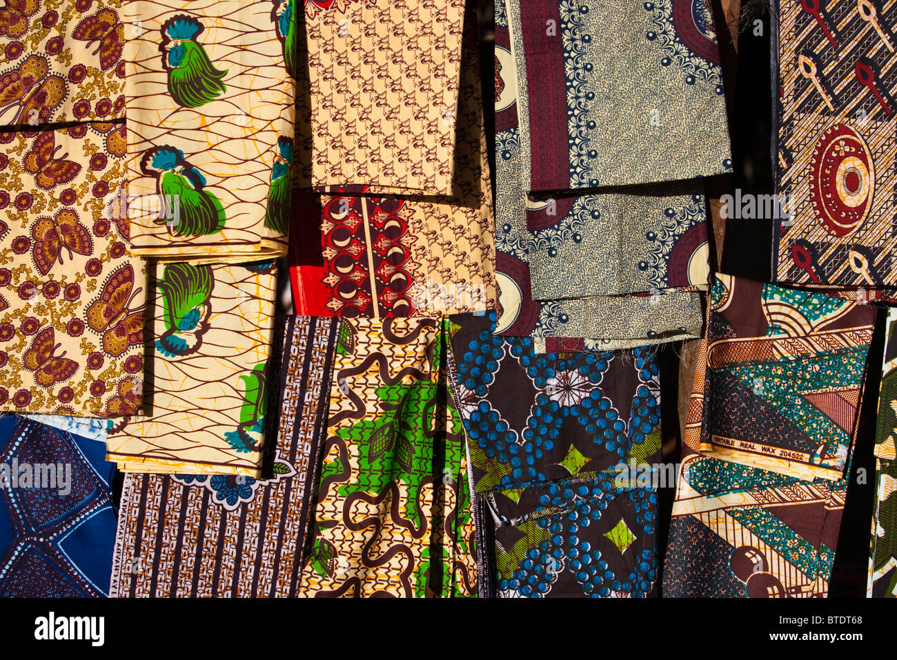 Bunt bedruckte Stoff zum Verkauf auf dem Markt Stockfoto