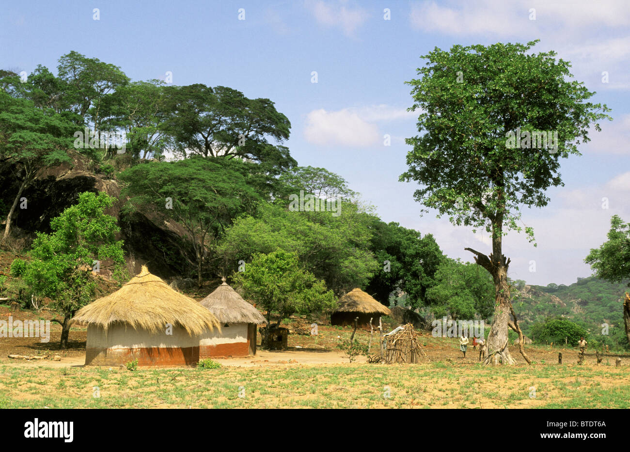 Malerische Landschaft mit traditionellen strohgedeckten Lehmhütten Stockfoto
