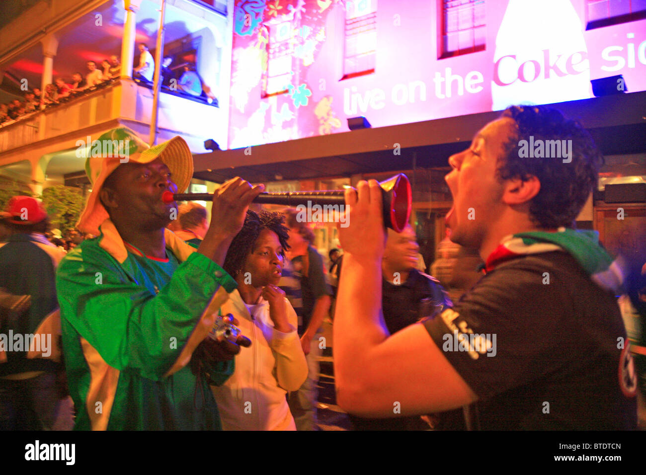Springbok Rugby-Fans feiern WM-Sieg mit einem Straßenfest und bläst eine einzigartige nach Südafrika vuvuzela Stockfoto