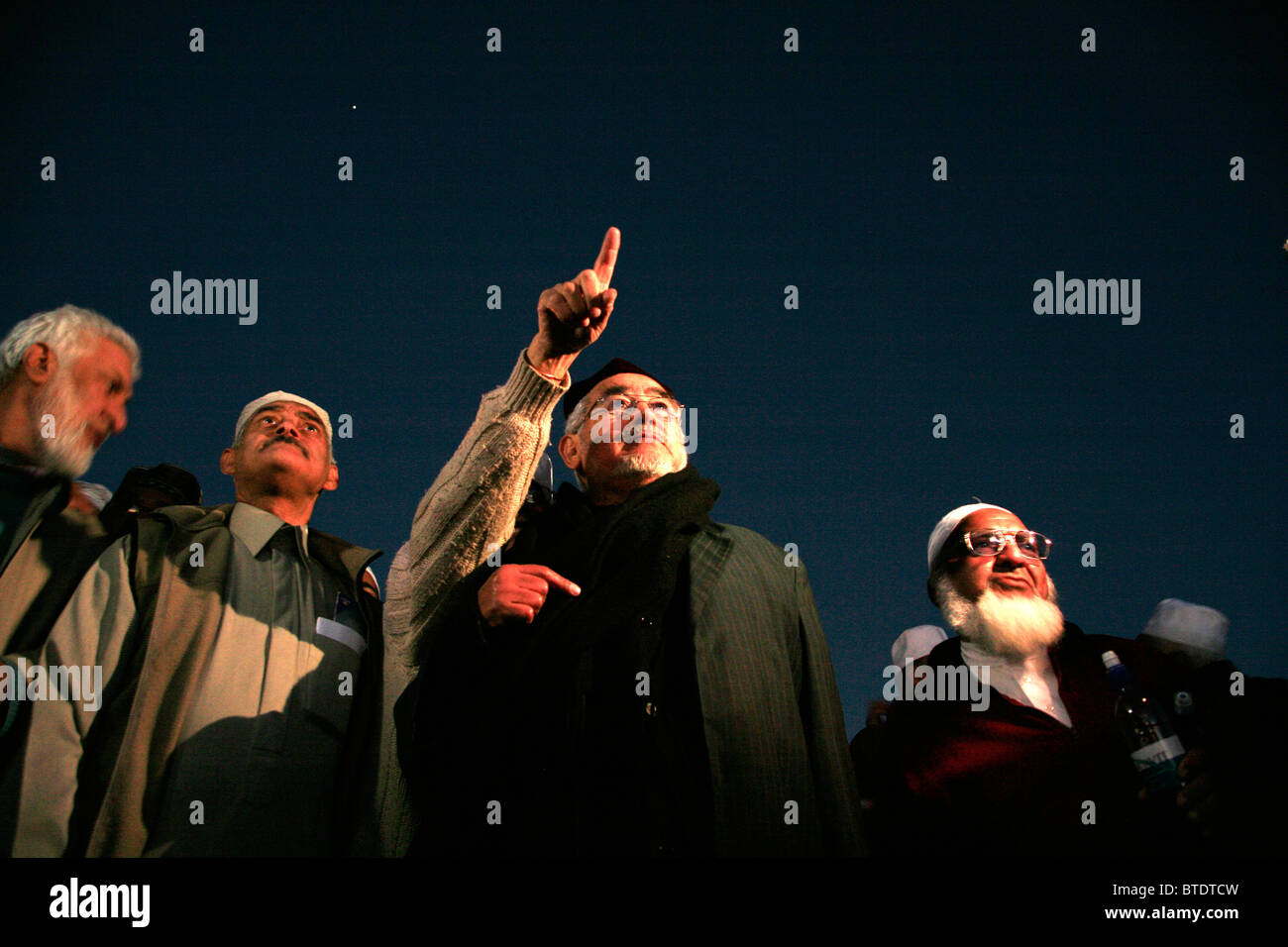 Ältere muslimische Männer auf der Suche und zeigt für die erste Sichtung des Mondes, bedeutete das Ende des Ramadan schnell Stockfoto