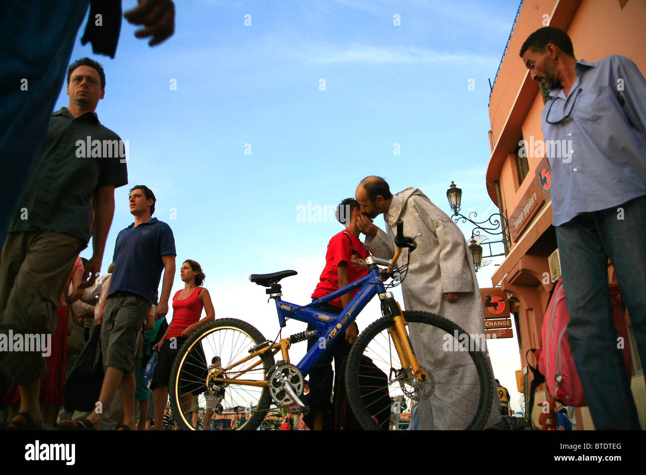 Muslimischer Mann küsst seinen Sohn in Platz Djemaa el-Fna in Marrakesch Stockfoto