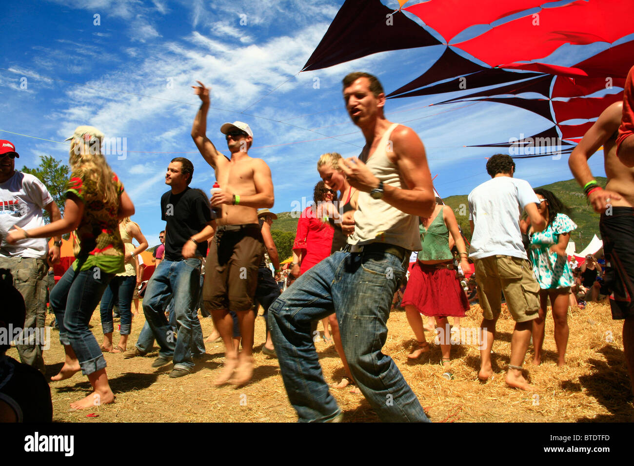 Tänzer und Partygänger bei einem Outdoor-Trance-party Stockfoto