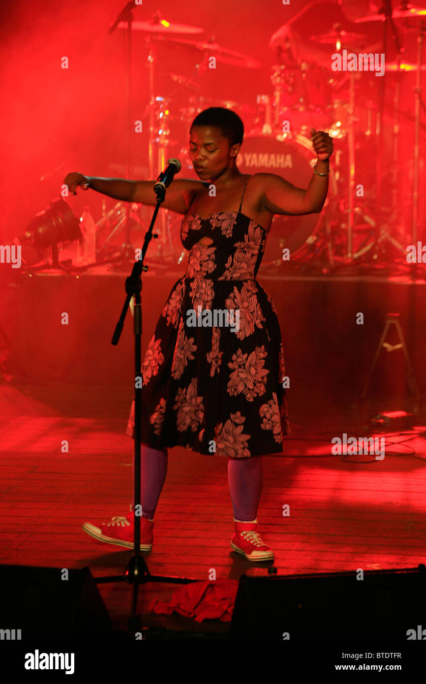 Zolani Mahola der südafrikanischen Band Freshlyground Durchführung auf der Bühne am 25. Jahrestag des ECC Kampagne Konzert Stockfoto