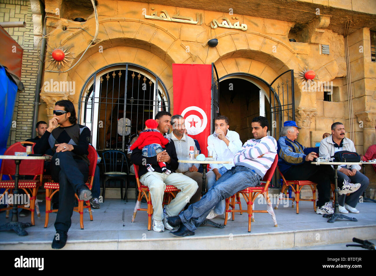 Einheimische Männer trinken Kaffee und Rauch in einem café Stockfoto