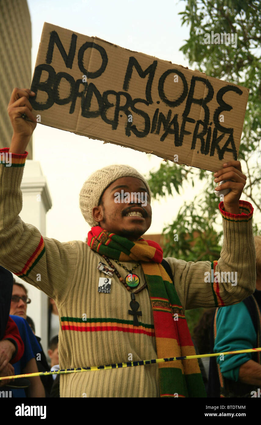 Rastafari Mann protestiert gegen fremdenfeindliche Gewalt Stockfoto