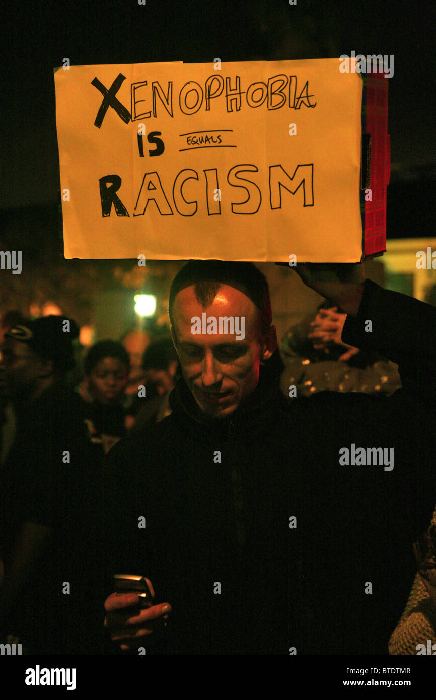 Ein Mann hält Schild bei einem Protest gegen fremdenfeindliche Gewalt Stockfoto