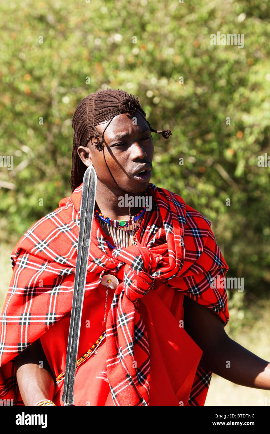 Junge Masai Stöhnen hält einen Speer Stockfoto